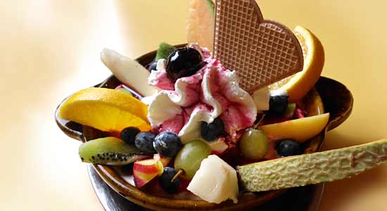 Eisbecher mit Früchten