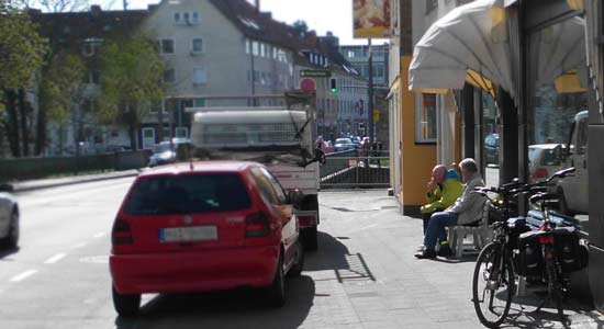 Radfahrer machen Pause im Eiscafé Da Lino